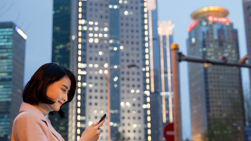 为确保机房强弱电布线间距的合规性，可采取以下措施：